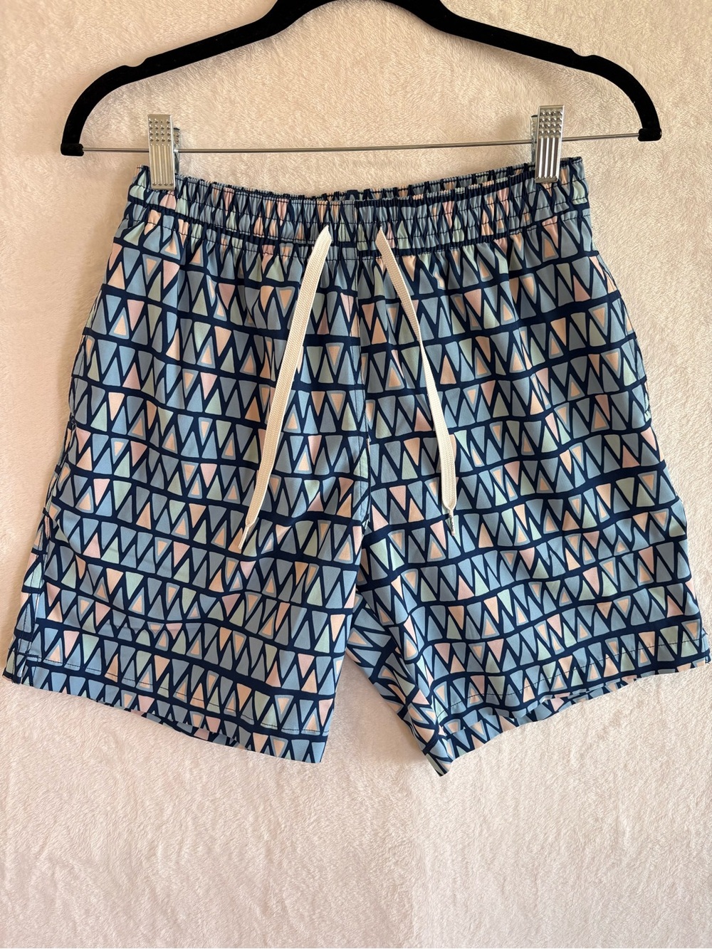🌴 Chubbies Swim Trunks – Men’s Small – Blue Pink Geometric Print – 7" Inseam